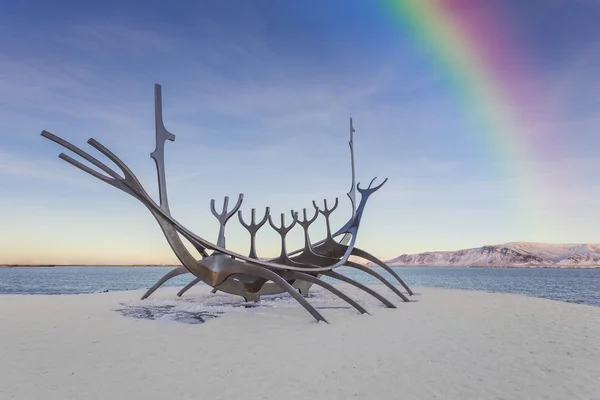 Sun Voyager aan de waterkant van Reykjavik Stockfoto