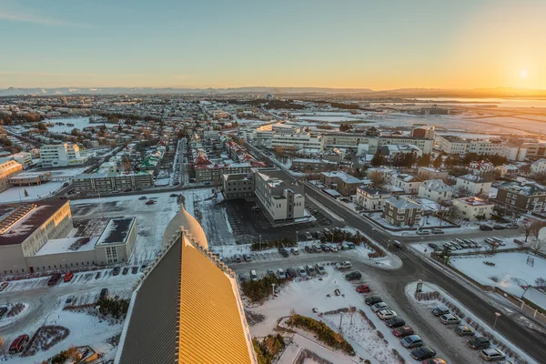 Vue sur Reykjavik Coucher de soleil depuis le sommet de l'église Hallgrimskirkja — Photo