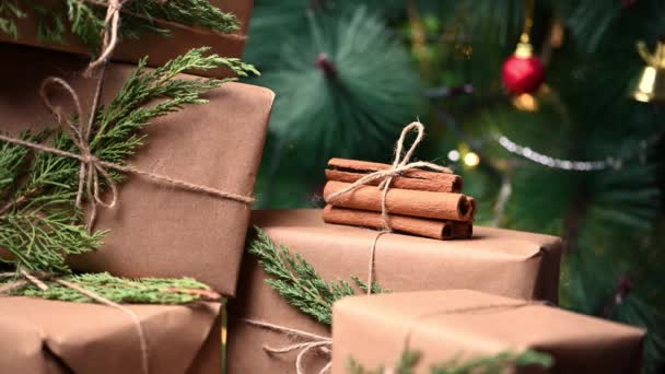 Paus Canela Amarrados Presentes Natal Embrulhados Frente Árvore Natal Decorada — Vídeo de Stock