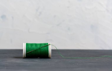 Dikiş iğnesiyle iplik dikiyorum. Boşluğu kopyala.