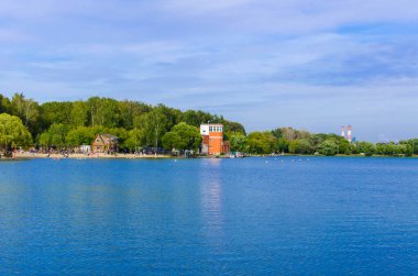 Yazın ve ormanda göl manzaraları