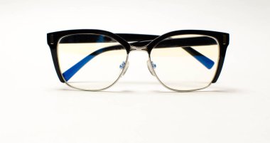 Bardaklar beyaz masada.