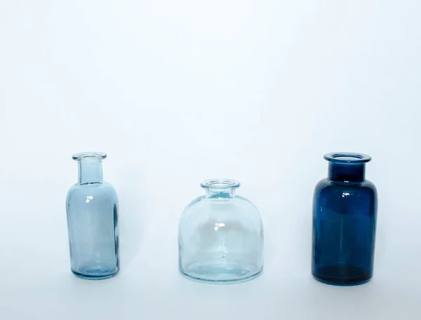 Kleine Blaue Vasen Auf Weißem Hintergrund — Stockfoto