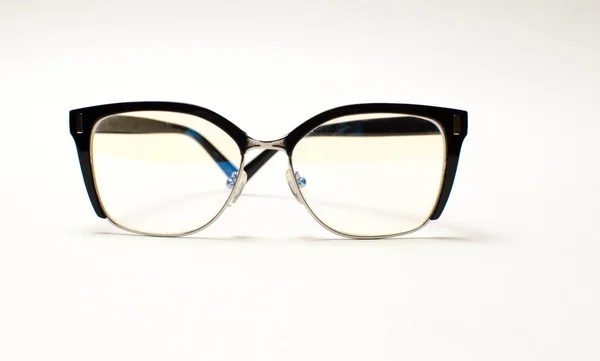 Glases sul tavolo bianco — Foto Stock