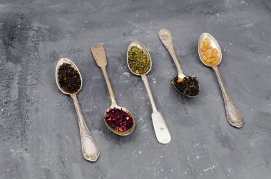 Masada çay olan farklı bir kaşık.