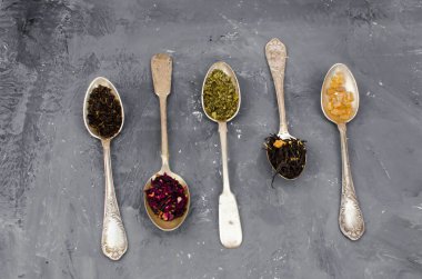 Masada çay olan farklı bir kaşık.