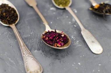 Masada çay olan farklı bir kaşık.