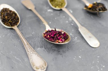 Masada çay olan farklı bir kaşık.