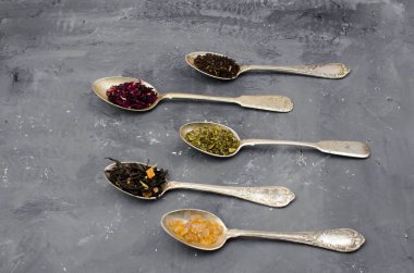 Masada çay olan farklı bir kaşık.