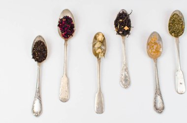 Masada çay olan farklı bir kaşık.