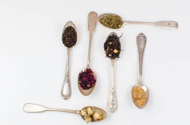 Masada çay olan farklı bir kaşık.