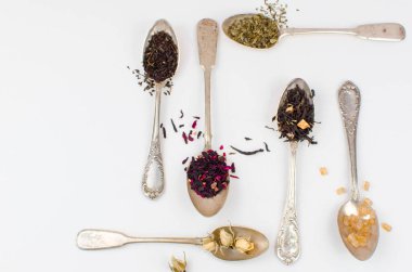 Masada çay olan farklı bir kaşık.