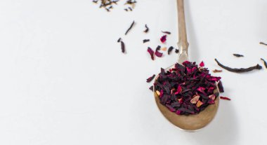 Masada çay olan farklı bir kaşık.