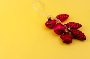 Yeni yıl minimalizmi için yeni yıl dekorasyonları