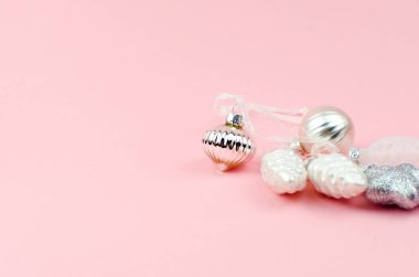 Yeni yıl minimalizmi için yeni yıl dekorasyonları