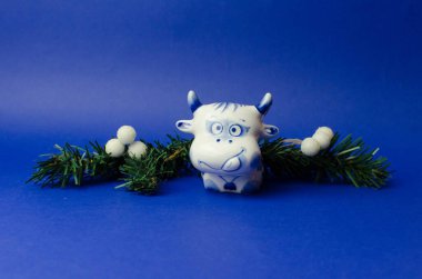 Yeni yıl minimalizmi için bayram süslemeleri