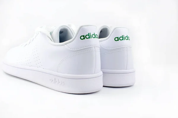 Tênis Adidas Branco Fundo Branco Logotipo Verde — Fotografia de Stock