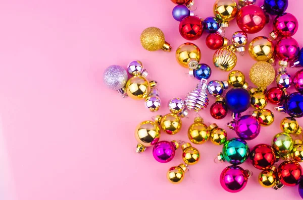 Fond coloré pour le thème de la nouvelle année avec des boules de Noël — Photo