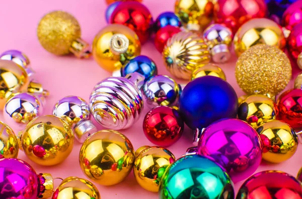 Kolorowe tło dla nowego tematu roku z kulkami świątecznymi — Zdjęcie stockowe