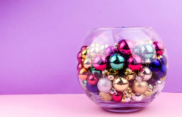Kleurrijke achtergrond voor nieuwjaar thema met kerstballen — Stockfoto