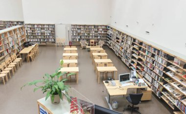 Kütüphanede, ahşap mobilyalar ve çalışma alanı olan bir İskandinav iç mimarisi. Rusya 'daki Alvar Aalto Kütüphanesi