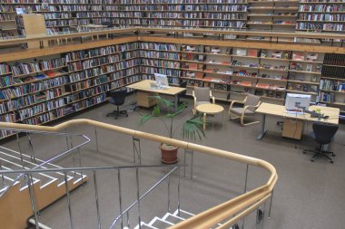 Kütüphanede, ahşap mobilyalar ve çalışma alanı olan bir İskandinav iç mimarisi. Rusya 'daki Alvar Aalto Kütüphanesi