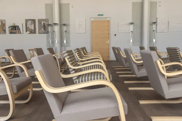 Interior escandinavo na biblioteca com móveis de madeira e espaço de trabalho. Biblioteca de Alvar Aalto na Rússia — Fotografia de Stock