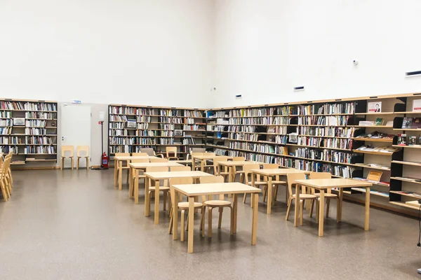 Скандинави в бібліотеці з дерев'яними меблями і робочим простором. Library of Alvar Alalto in Russia — стокове фото