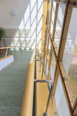 Kütüphanede, ahşap mobilyalar ve çalışma alanı olan bir İskandinav iç mimarisi. Rusya 'daki Alvar Aalto Kütüphanesi