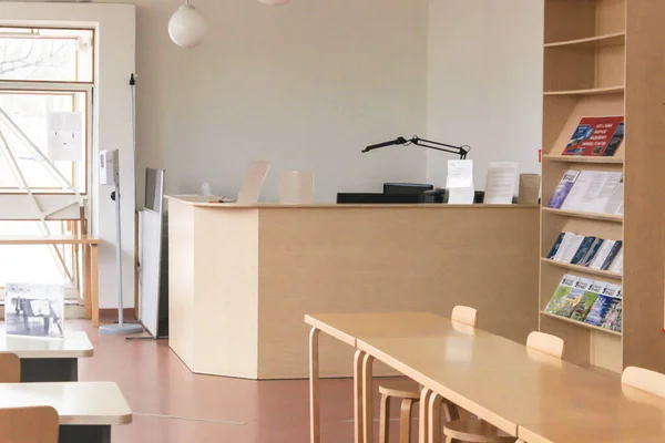 Interior escandinavo na biblioteca com móveis de madeira e espaço de trabalho. Biblioteca de Alvar Aalto na Rússia — Fotografia de Stock