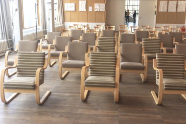 Kütüphanede, ahşap mobilyalar ve çalışma alanı olan bir İskandinav iç mimarisi. Rusya 'daki Alvar Aalto Kütüphanesi