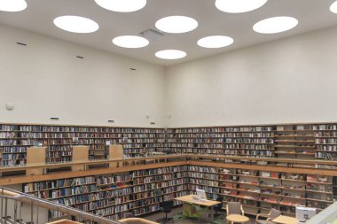 Kütüphanede, ahşap mobilyalar ve çalışma alanı olan bir İskandinav iç mimarisi. Rusya 'daki Alvar Aalto Kütüphanesi
