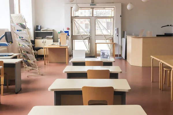 Skandinavisches Interieur in Bibliothek mit Holzmöbeln und Arbeitsbereich. Die Bibliothek von Alvar Aalto in Russland — Stockfoto