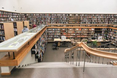 Kütüphanede, ahşap mobilyalar ve çalışma alanı olan bir İskandinav iç mimarisi. Rusya 'daki Alvar Aalto Kütüphanesi