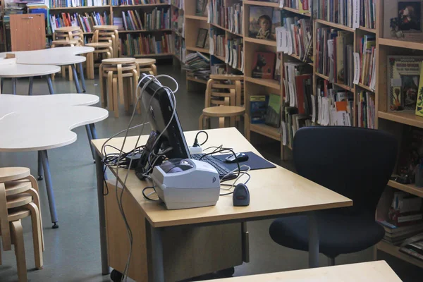 Skandinavisches Interieur in Bibliothek mit Holzmöbeln und Arbeitsbereich. Die Bibliothek von Alvar Aalto in Russland — Stockfoto