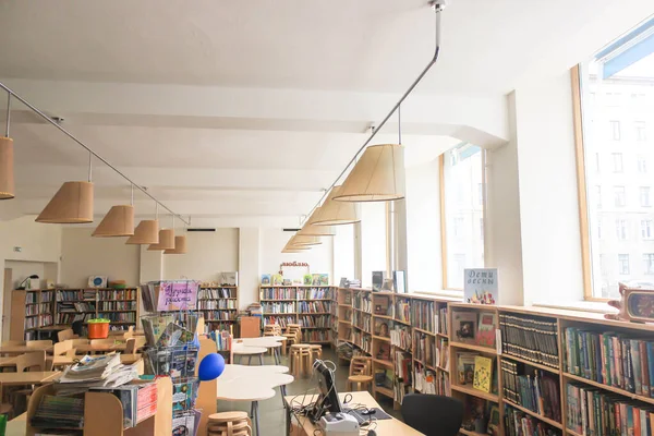 Escandinavo interior en biblioteca con muebles de madera y espacio de trabajo. Biblioteca de Alvar Aalto en Rusia —  Fotos de Stock