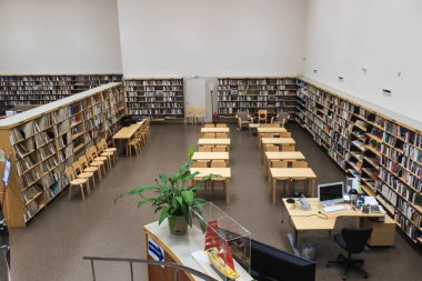 Kütüphanede, ahşap mobilyalar ve çalışma alanı olan bir İskandinav iç mimarisi. Rusya 'daki Alvar Aalto Kütüphanesi
