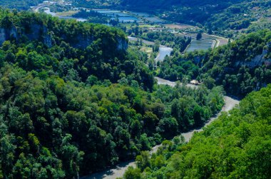 Köprüden dağ manzaralı nehir AJ Hacket Sochi