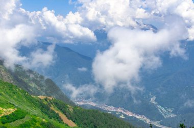 Güzel yaz güneşli dağları Bulutlar ve çayırlar