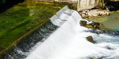 Yazın Abhazya 'da dağ şelaleleri
