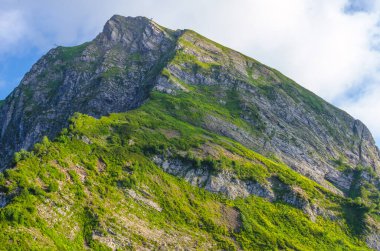 Yazın dağ zirveleri güneşli bir günde bulutlarla birlikte.