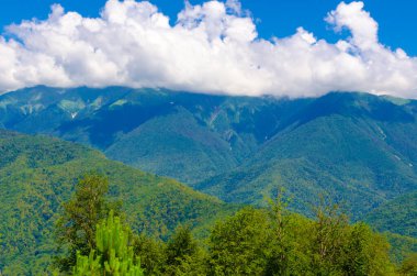 Yazın dağ manzarası güneşli bir günde gökyüzünde bulutlarla