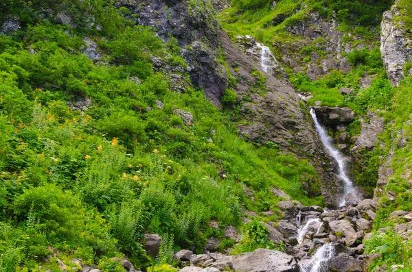 Malý vodopád v horách v létě — Stock fotografie