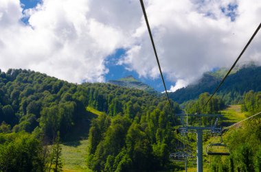 Kayak, güneşli bir günde yaz mevsiminde dağı yükseltir.