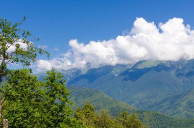 Yazın dağ manzarası güneşli bir günde gökyüzünde bulutlarla
