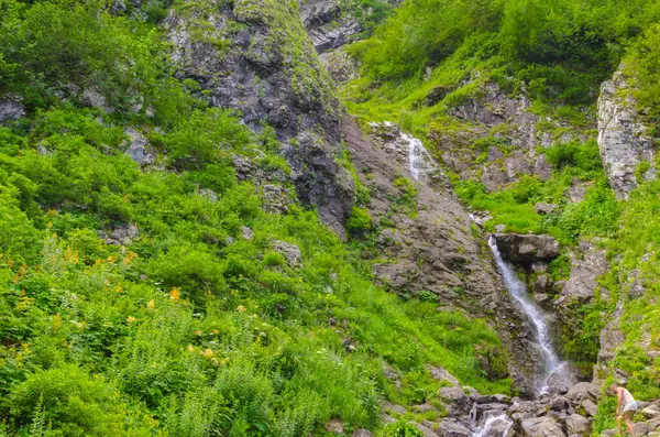 Kis vízesés a hegyekben nyáron — Stock Fotó