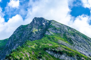 Yazın dağ zirveleri güneşli bir günde bulutlarla birlikte.