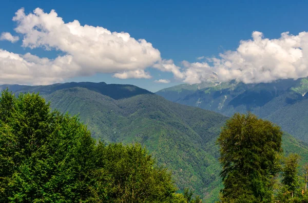 Yazın güneşli bir günde gökyüzünde bulutlarla zengin dağ manzarası. Yüksek kalite fotoğraf