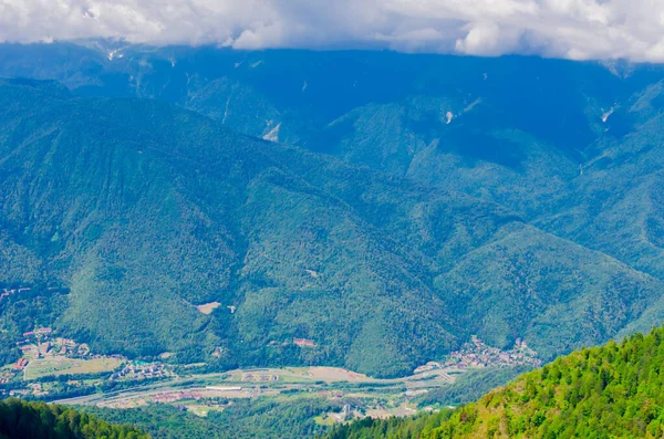 Vista Superior Cidade Contra Fundo Das Montanhas Foto Alta Qualidade — Fotografia de Stock