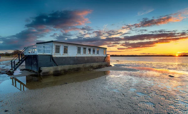 Dramatisk Solnedgång Över Husbåt Bramble Bush Bay Vid Studland Dorset — Stockfoto